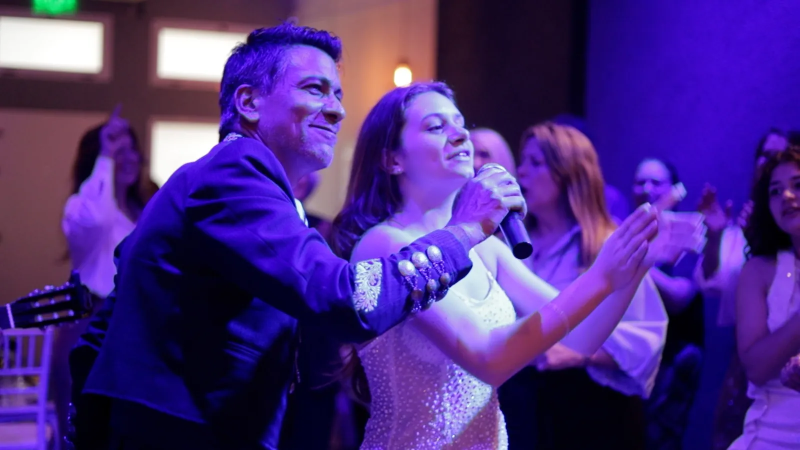 El cantante de Experiencia Guadalupe canta y baila con la cumpleañera bajo luces violetas