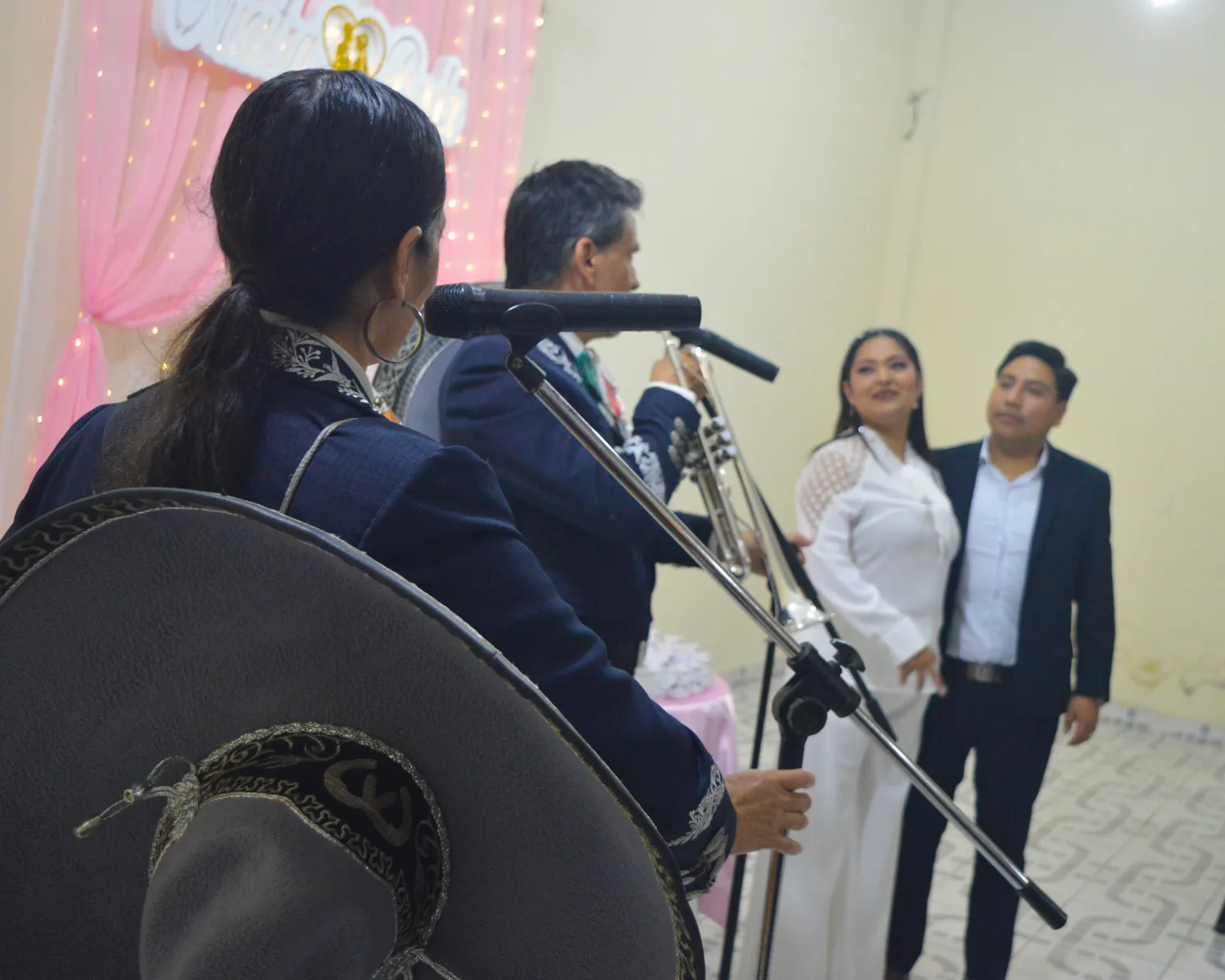 Los mariachis cantan frente a los novios en su casamiento