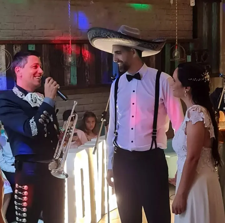 Los novios escuchan al cantante de Experiencia Guadalupe en su casamiento