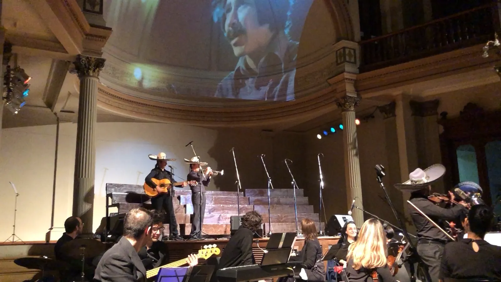 Experiencia Guadalupe en el escenario de un teatro, con la imagen del cantante en una pantalla gigante