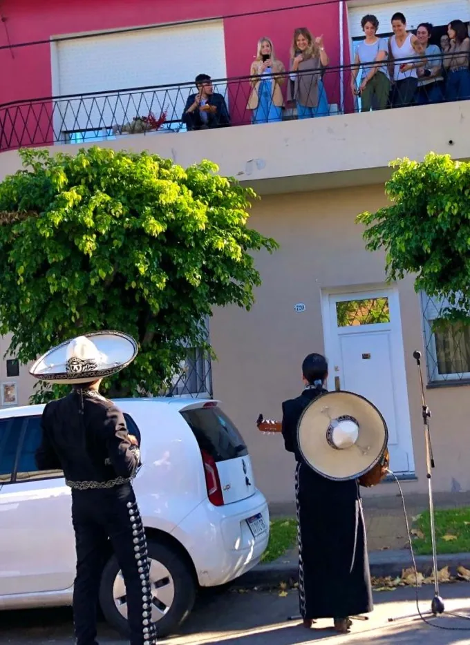 Serenata al balcón: el dúo toca en la calle mientras la familia mira desde el balcón