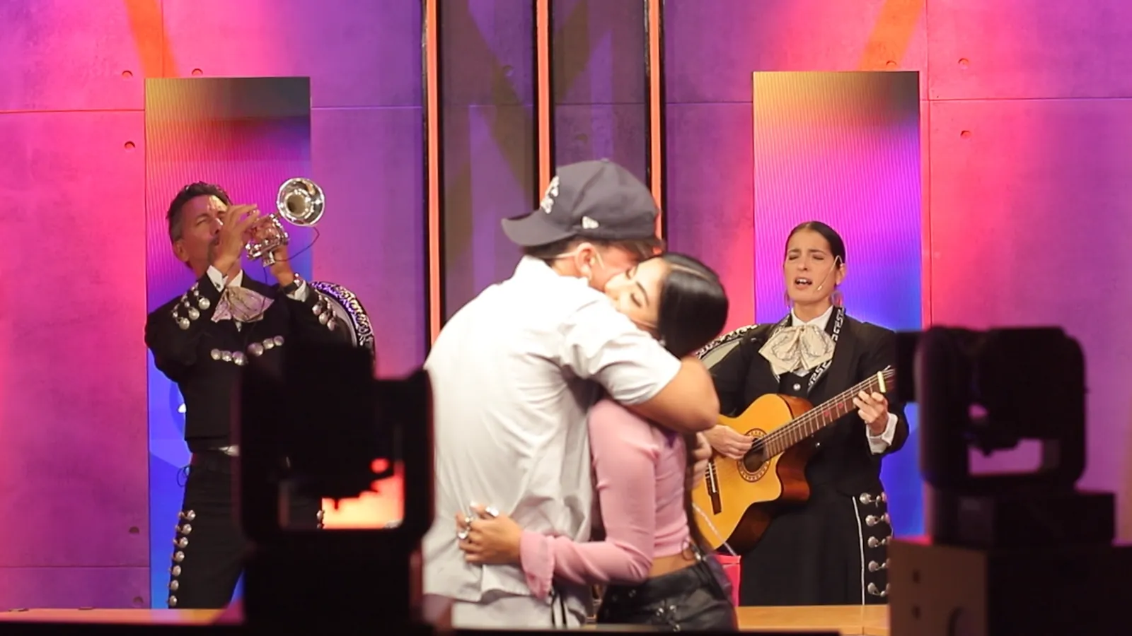 Un hombre abraza a su pareja mientras los mariachis le tocan una serenata